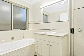 35 Hazel St - Pet Friendly outside only - Luxury - No Linen Included - Image 2