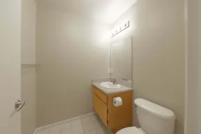 GESICHERTES 2 Schlafzimmer/1,5 Badezimmer Stadthaus MÖBLIERT - Image 4