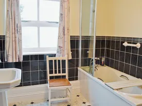 3 bedroom accommodation in Fordingbridge - Image 3