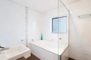 Coastal Escape with comfort and convenience - 2BR/2BA, Balcony, WiFi & Parking - Image 4