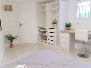 Appartement Élégant en rez de Jardin Avec Piscine et Terrasse - Image 5