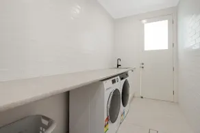 4 bedroom Hampton style home with theatre room. Close to CBD and beaches - Image 3