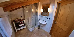 Apartamento no sótão com Sichtdachstuhl, 48 m², para 2 - 4 pessoas., Móveis de madeira maciça, varanda coberta virada a sul com Bergbl - Image 2
