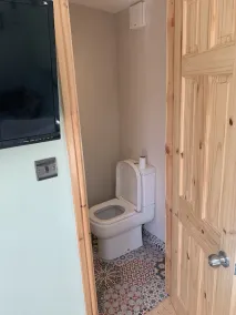 Cosy leafy cabin near city centre.  Free parking - Image 5