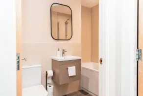 Captivating 2-bed Apartment in Manchester - Image 4