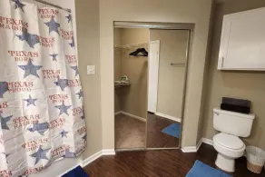 Med Center Charm: 2BR Haven - Image 5