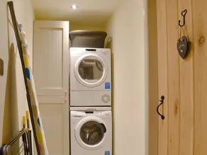 4 bedroom accommodation in Buxton - Image 2