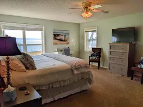The Blue Pelican Lake House - Image 5