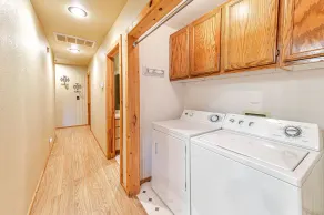Cabane pittoresque et confortable pour les chiens avec allée plate et garage - Image 2