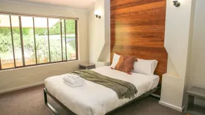 Haus on Houghs : Space and style in Bright - Image 2