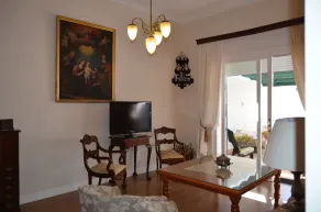 LUXURIOUS AND QUIET APARTMENT IN THE CENTER - Image 3