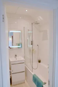 White Cottage - Quaint & cosy railway cottage just a stone's throw from beach - Image 5