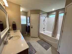 *NEW* Cheerful 4 Bedroom Home-Pet Friendly - Image 4
