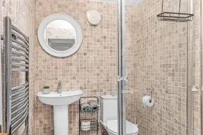 Private garden & central location  within 5 min walk of town - Image 2