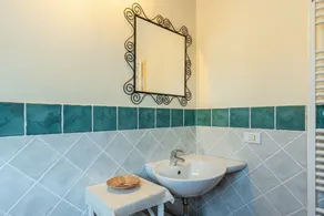 'Rosa Bianca' Room with Shared Pool, Wi-Fi and Air Conditioning - Image 4