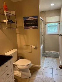 Great East Side Home - 5 mins from track and town - Image 3