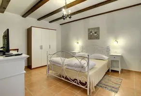 Spacious villa with private pool, volleyball court and barbecue area - Image 5