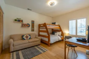 Comfy home,  30 min to Yosemite, fenced in yard, game room, prof decorated! - Image 4
