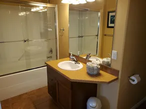 Waterfront Condo unit D201 with BOAT SLIP,  Pool, Hot Tub, underground Parking - Image 2