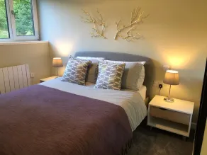 Castle Court Modern 2 Bed Apartment - Image 3