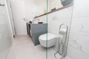 2 bedroom seaside apartment with complimentary garage - Image 5