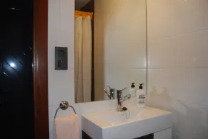 Ampio terrazzo privato soleggiato, orientato a sud, vista sulle montagne e sul mare .. - Image 2