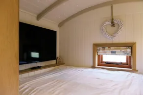 Shepherd's Hut- Hot Tub- Wellness Spa- Wood Burner - Image 5