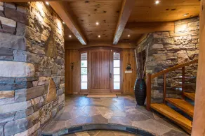 Spectacular Log and Timber Frame Retreat - Image 2