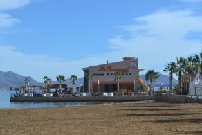 Strandfront moderne lejlighed med spektakulær udsigt over havet og bjergene - Image 3