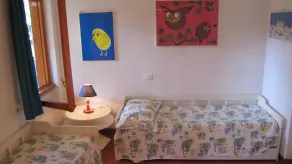 Villa de Cuatro Familias con Jardín en el Corazón del Bosque de Pinos - Image 3