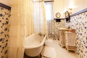 Queen Size Suite with a shared Hallway Bath - Image 3