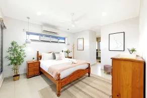 Zenhouse Prestige: Modern ~ Stylish ~ Private Lawn - Image 4