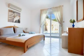 Iconic Villa with private pool and sea view - Image 4