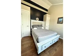 WINERIES & BREWERIES NEARBY-NEWLY RENOVATED LAKEFRONT COTTAGE-BOAT SLIP-HOT TUB - Image 3
