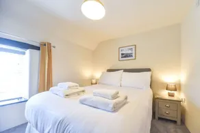 Chatterbox Cottage, romantic hideaway in the Picturesque Derbyshire Dales - Image 4