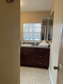Gorgeous Private entrance with a private room and bathroom - Image 3
