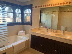 Luxury 2 bed apartment sleeps 5 in El Soto  De Marbella - Image 4