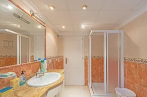 2Bed Apartment - Sleeps 5 - Pool, Parking, Pets - Image 2