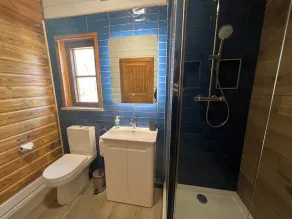 7 bedroom, Stunning Cottage with Hot-Tub & Cinema Room - Image 3