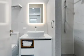 LUXURY VILLA WITH POOL IN CENTRAL FREMANTLE. KING SIZE BEDROOMS WITH ENSUITES. - Image 4