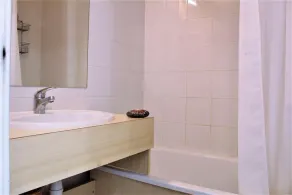 50m from ski slopes, 2nd floor, balcony, tv, ski locker, 26m², Risoul - Image 2