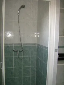 Pretty typical and old house in very good condition in the center and quiet - Image 5