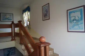 Este apartamento está situado en los Alpes, junto a las pistas de esquí y los lagos de montaña. - Image 2