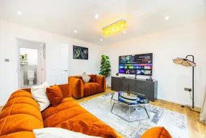 Modern 3 Bedroom House in  Stratford - Image 3