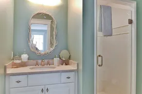 Luxurious Island Escape: Spacious, Ideally Located Near Surfside Beaches & Town - Image 5