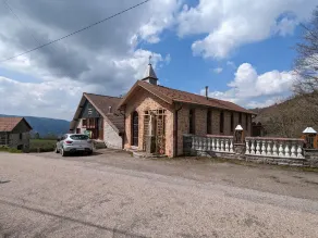 Ancienne chapelle aménagée en gîte indépendant avec terrasse et cheminée - Image 5