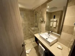 Luxurious 1 Bedroom Imperial Suite - Image 2