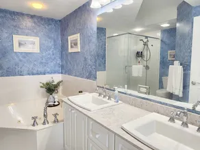 Vues étendues du littoral depuis Paget 504. Master Suite a un balcon privé - Image 2