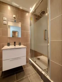 Chic and comfortable apart near Paris - Image 4