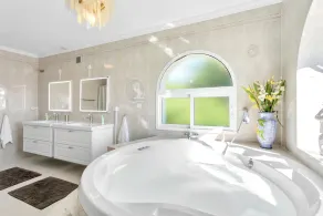 Voll ausgestattetes wunderschönes Ferienhaus mit privatem Pool, Whirlpool und Garten | Stadtblick - Image 3
